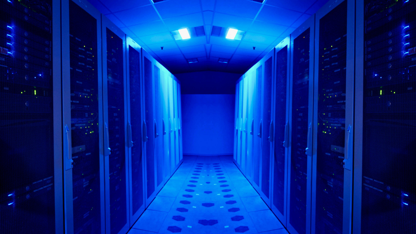 Обои Серверная комната, центр обработки данных, Информационные технологии, синий, свет в разрешении 1366x768