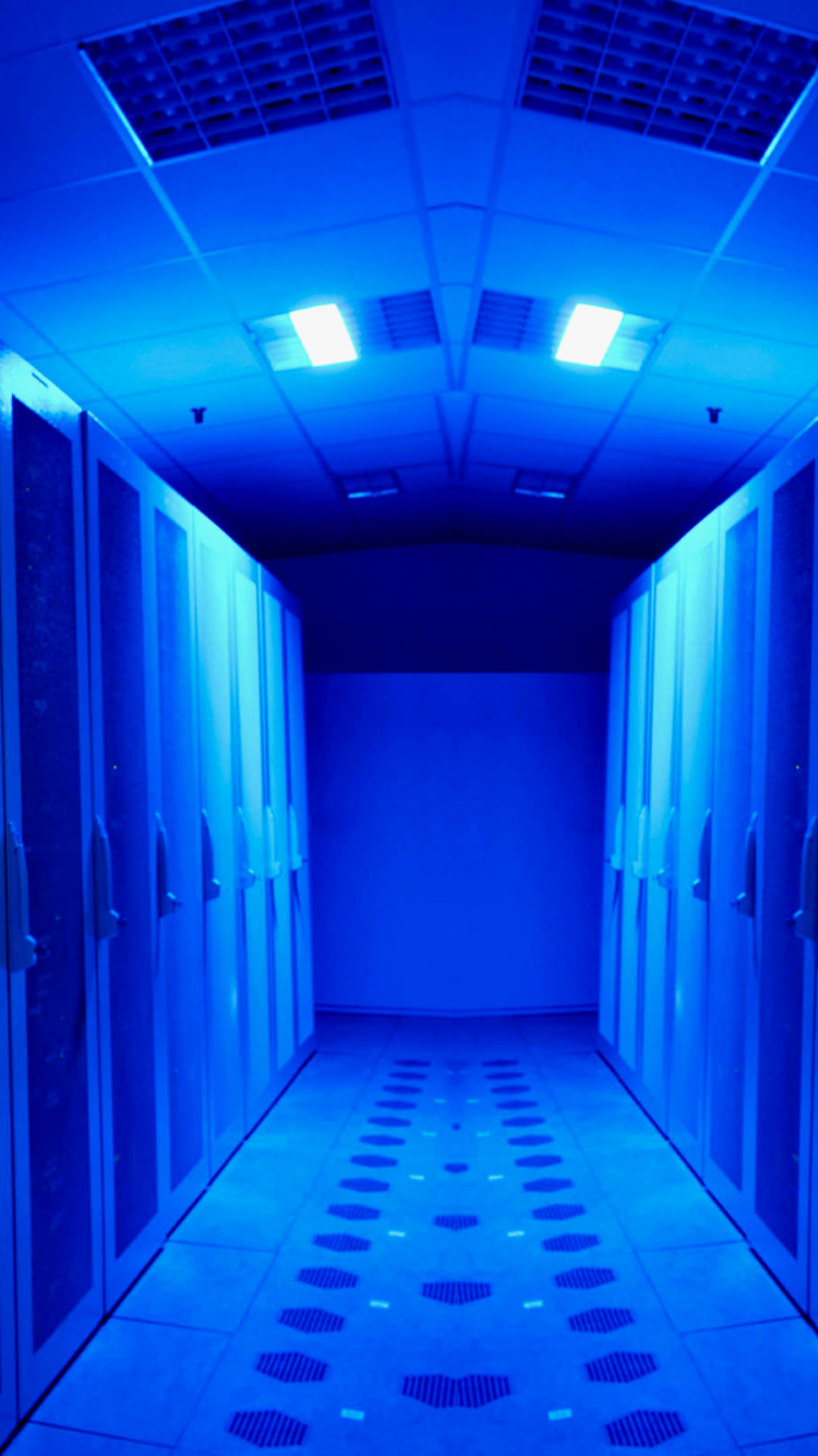 Обои Серверная комната, центр обработки данных, Информационные технологии, синий, свет в разрешении 750x1334