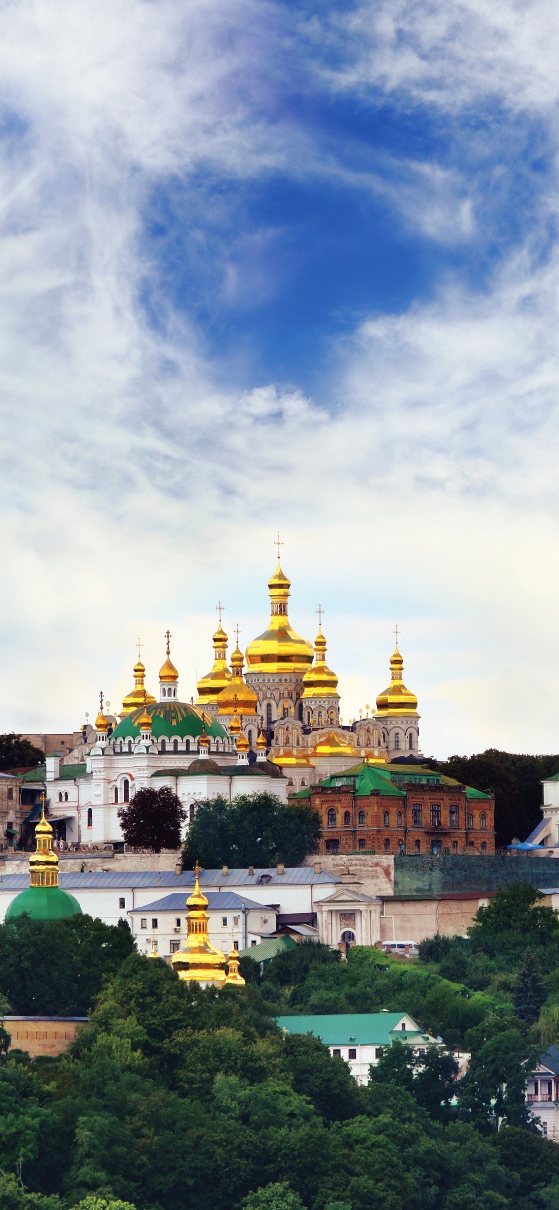 Обои ориентир, город, городок, облако, населенный пункт в разрешении 1125x2436