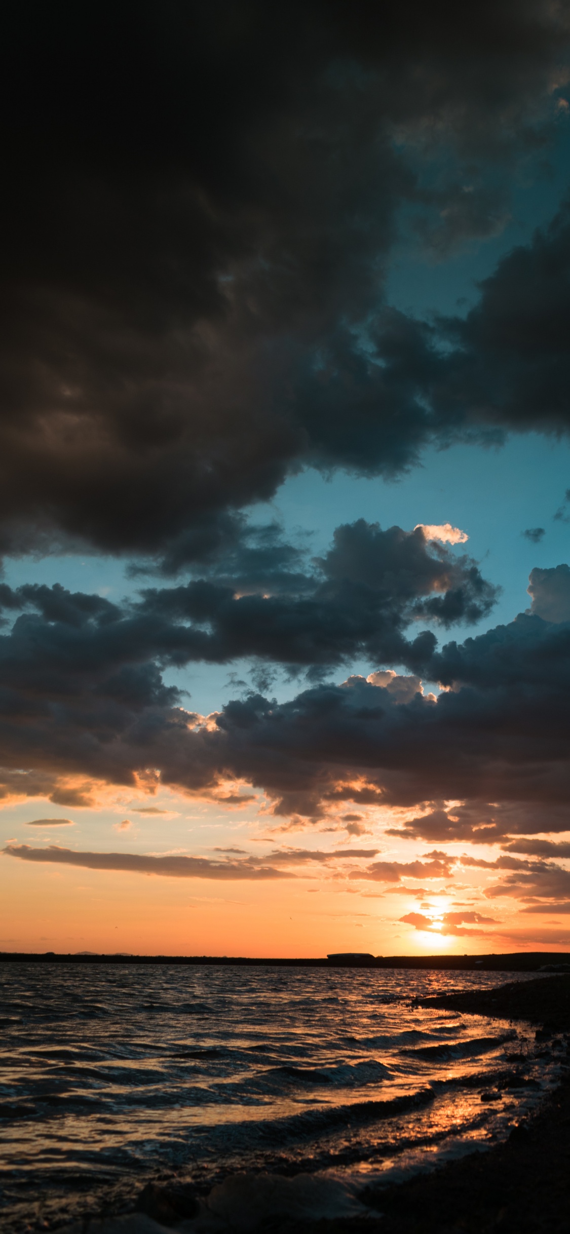 Обои побережье темный закат, закат, андроид, сумрак, телефон в разрешении 1125x2436