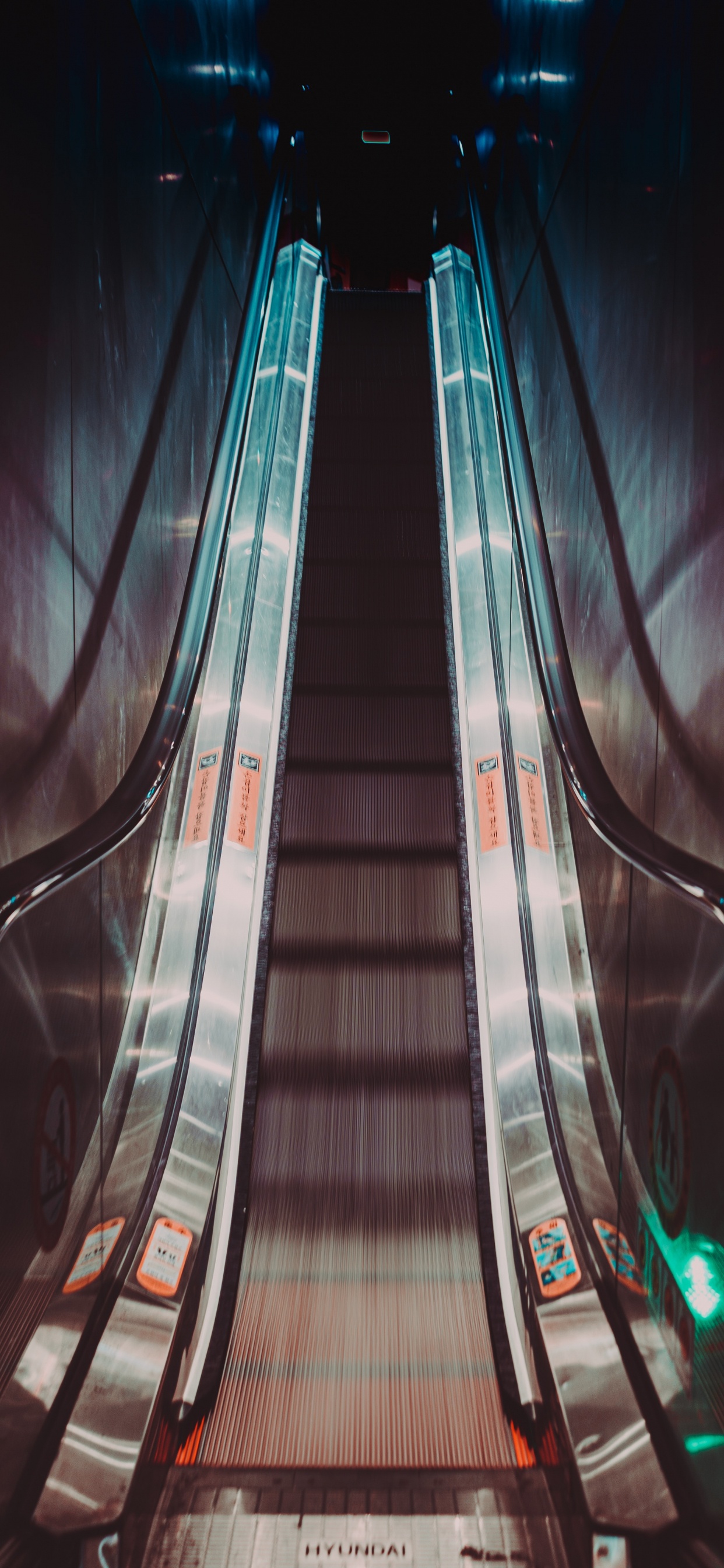 Обои Сеул, эскалатор, свет, ночь, архитектура в разрешении 1242x2688