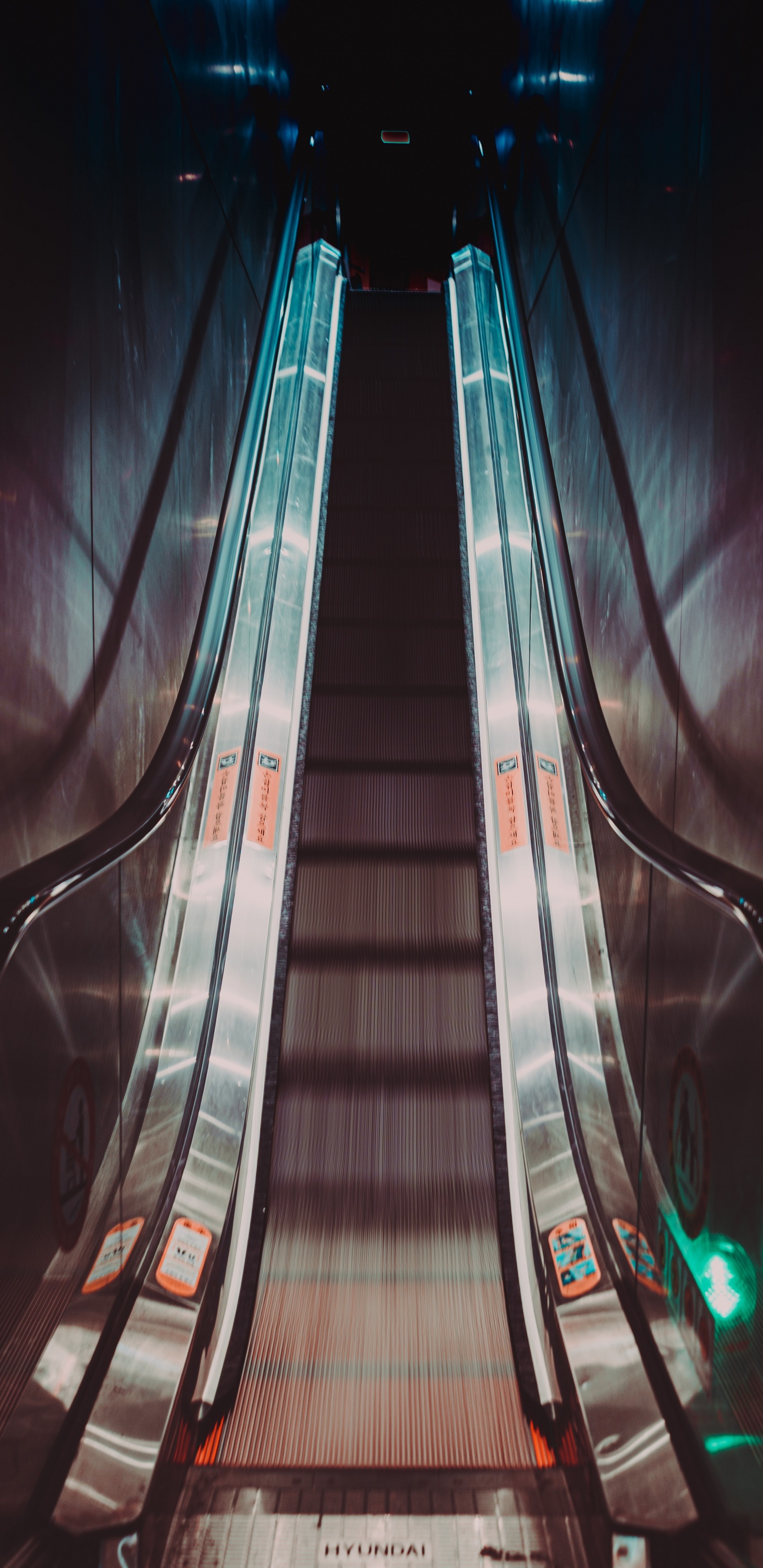 Обои Сеул, эскалатор, свет, ночь, архитектура в разрешении 1440x2960