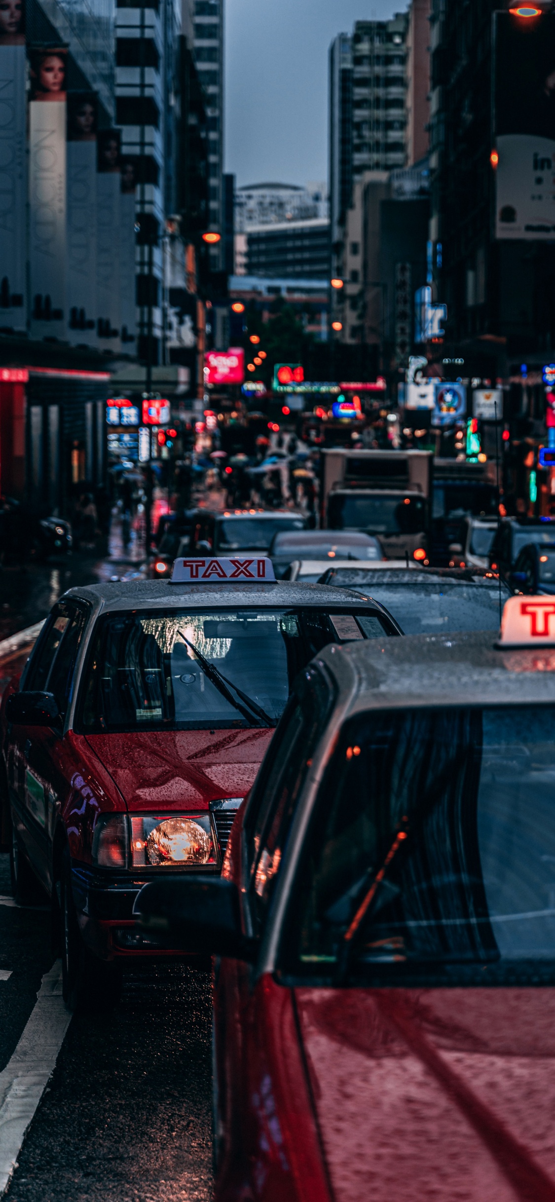 Обои легковые автомобили, автомобильное освещение, капюшон, здание, инфраструктура в разрешении 1125x2436