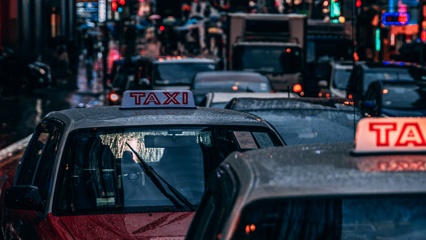 Обои легковые автомобили, автомобильное освещение, капюшон, здание, инфраструктура в разрешении 1366x768