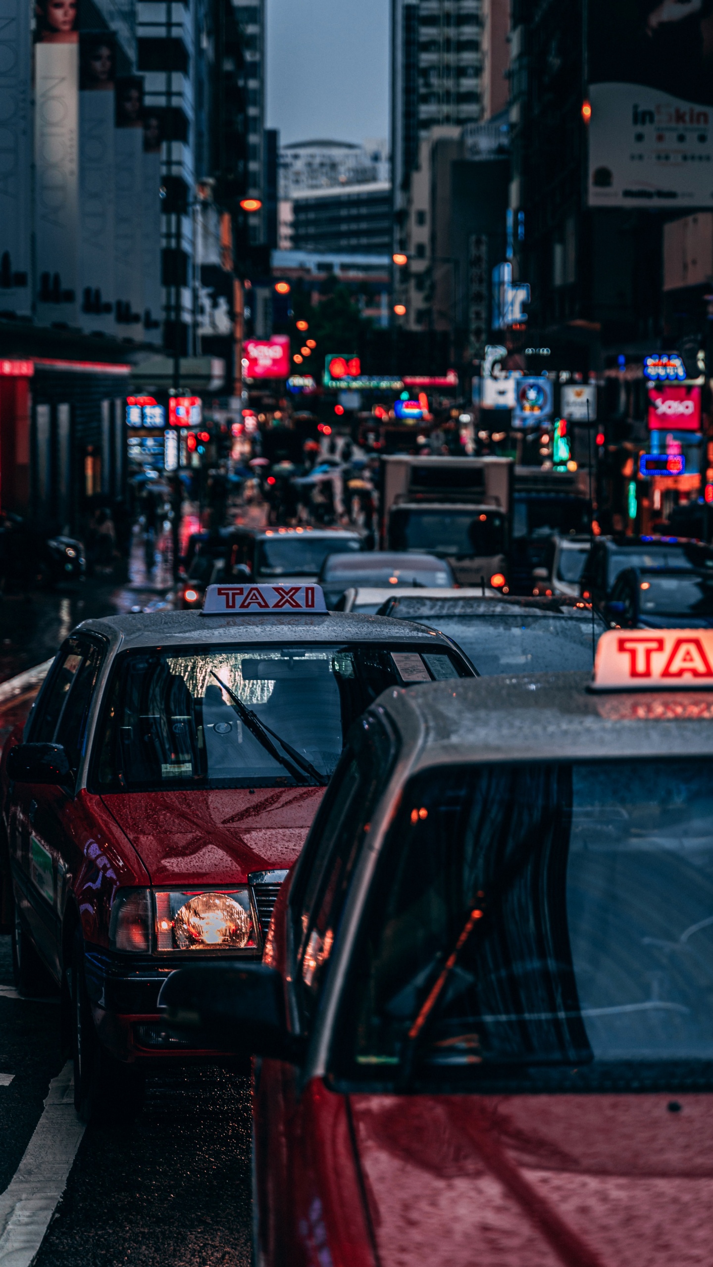 Обои легковые автомобили, автомобильное освещение, капюшон, здание, инфраструктура в разрешении 1440x2560