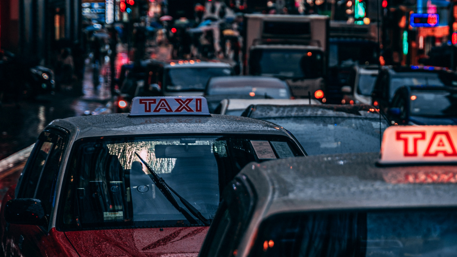 Обои легковые автомобили, автомобильное освещение, капюшон, здание, инфраструктура в разрешении 1920x1080