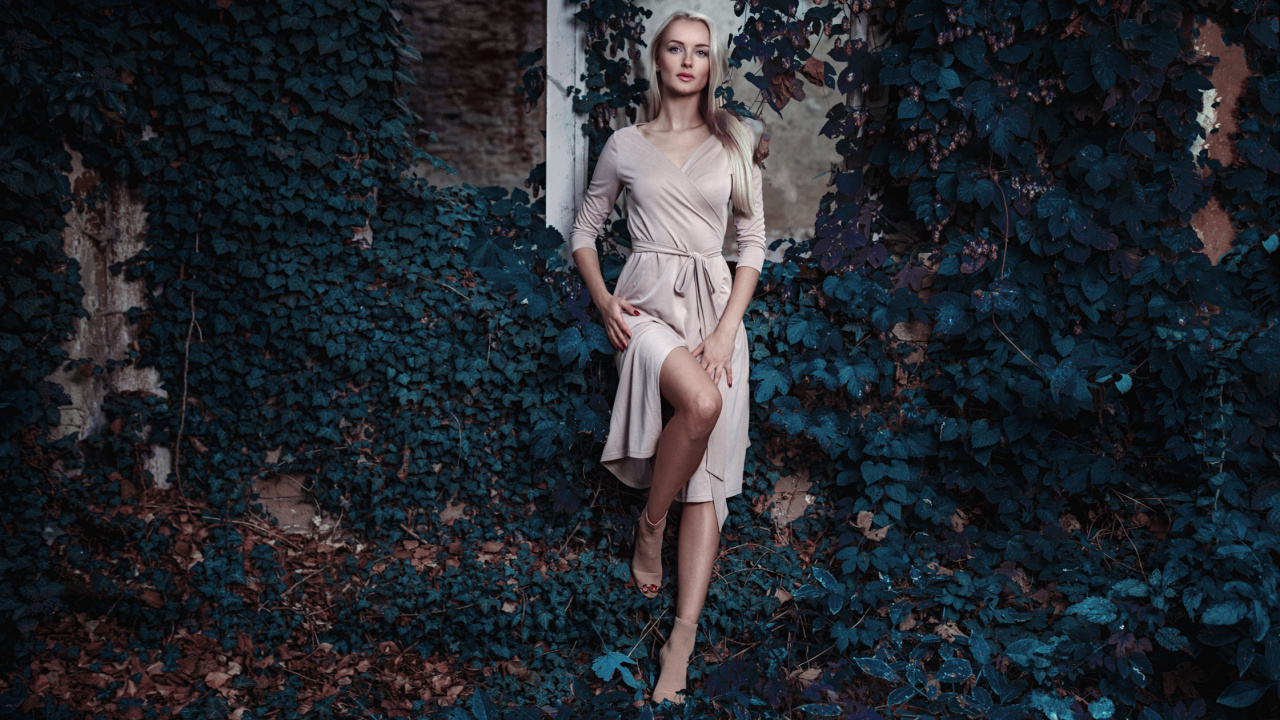 Обои манекенщица, фэшн, красота, высокая мода, нога в разрешении 1280x720