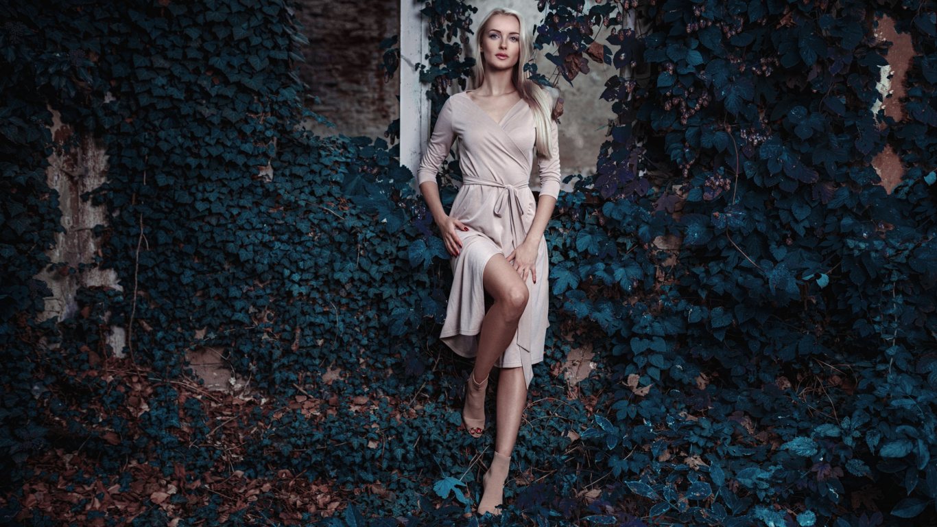 Обои манекенщица, фэшн, красота, высокая мода, нога в разрешении 1366x768