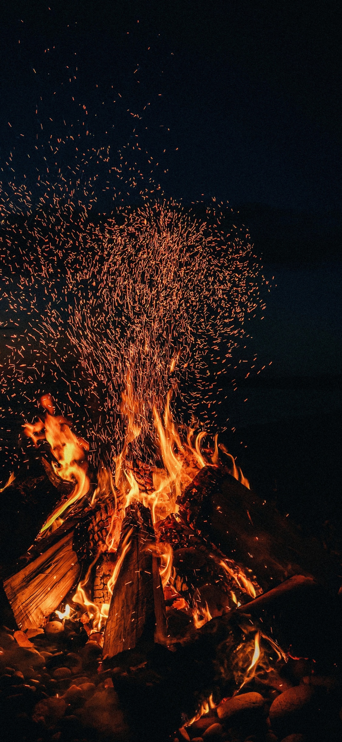 Обои костер, Кемпинг, тепло, огонь, пламя в разрешении 1125x2436