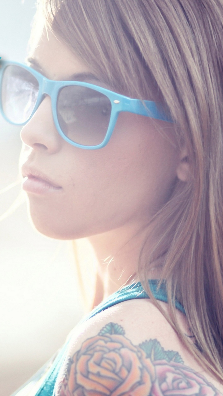 Обои солнечные очки, очки, прохлада, прическа, тату в разрешении 720x1280