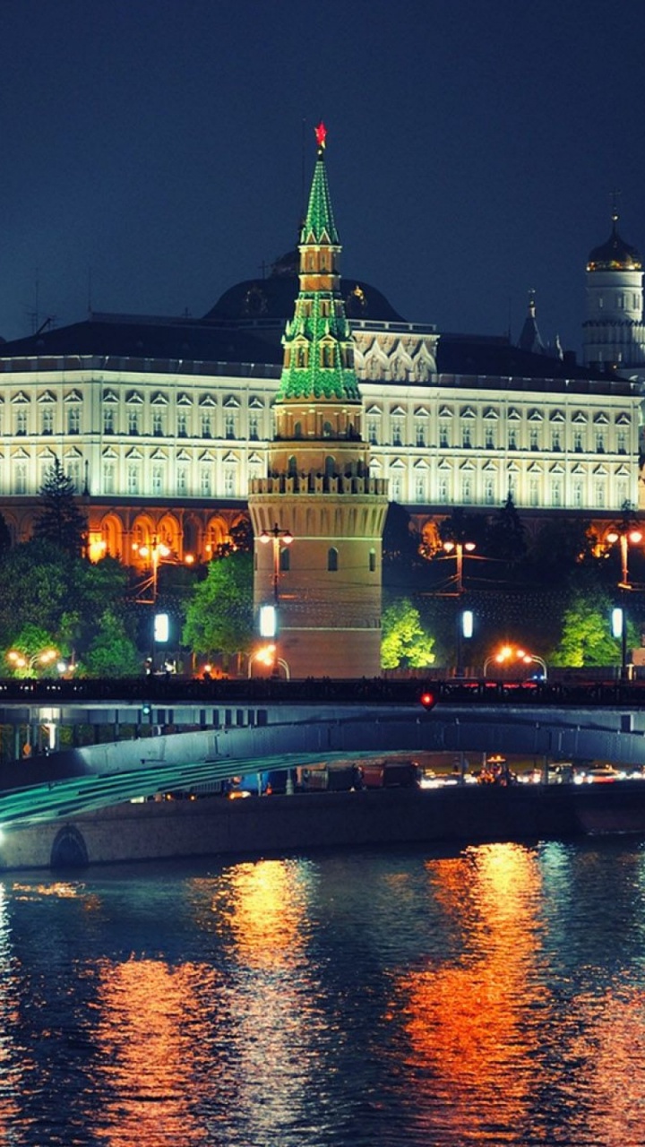 Обои Москва, ночь, ориентир, отражение, город в разрешении 720x1280