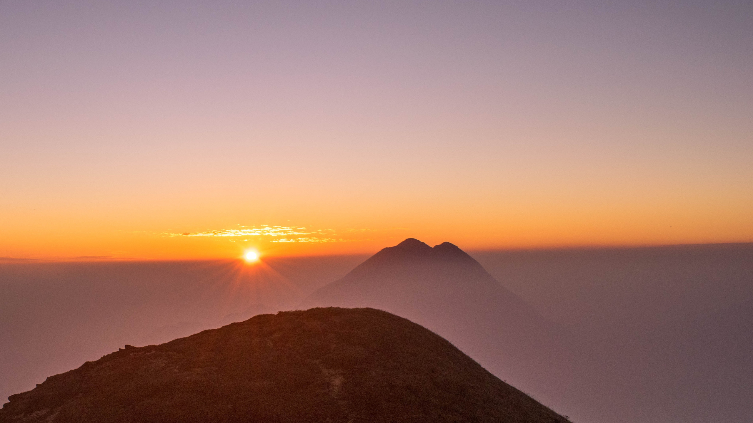 Обои закат, горизонт, восход солнца, утро, гора в разрешении 2560x1440