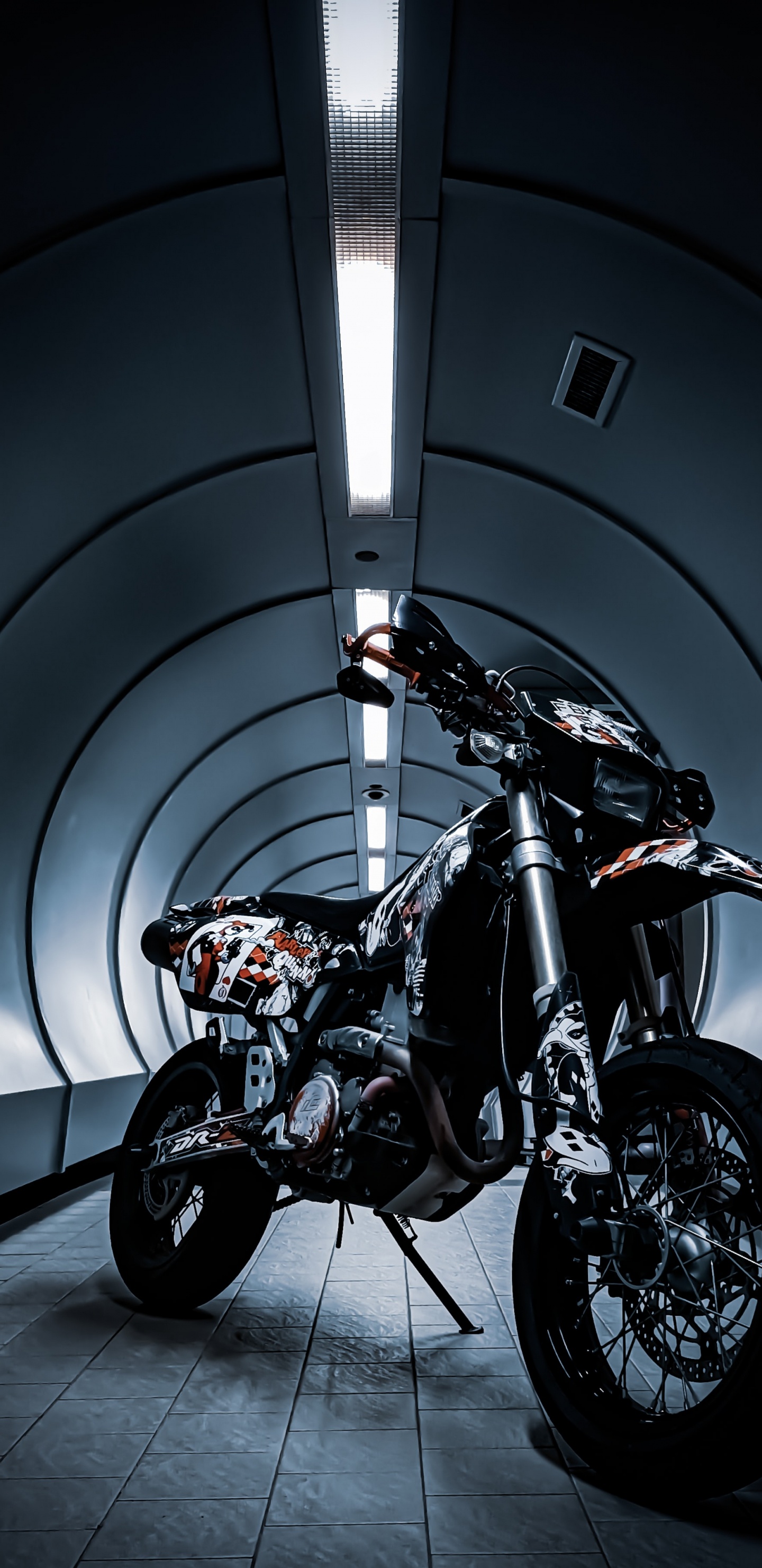 Обои мотоцикл, легковые автомобили, suzuki, первое издание, наклейка в разрешении 1440x2960