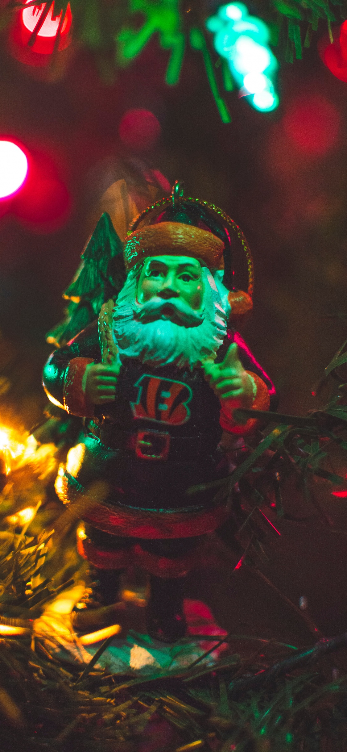 Обои Рождественский день, Санта-Клаус, Рождественские украшения, елка, зеленый в разрешении 1125x2436