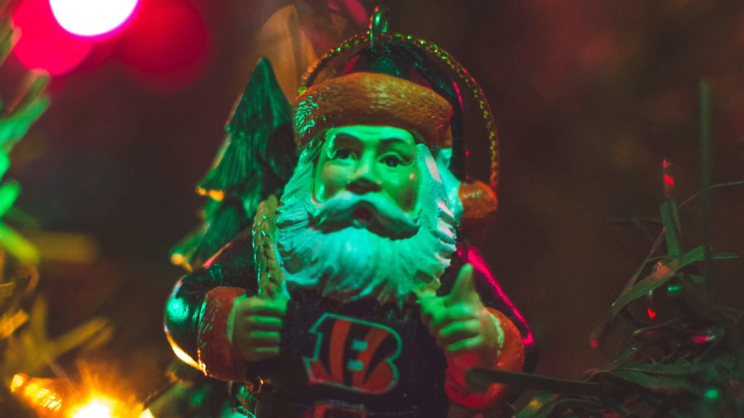 Обои Рождественский день, Санта-Клаус, Рождественские украшения, елка, зеленый в разрешении 2560x1440