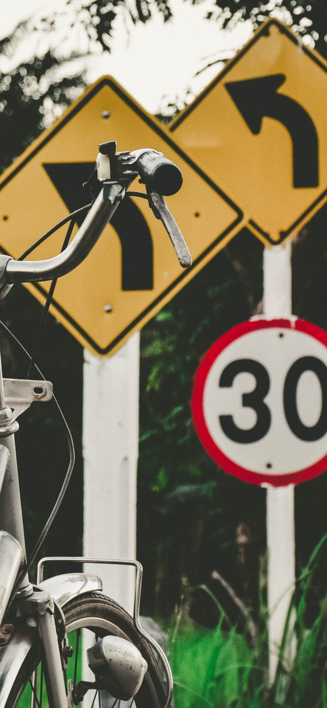 Обои знак, вывеска, велосипед, иллюстрация, дорога в разрешении 1125x2436