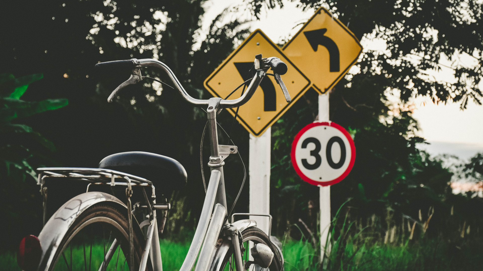 Обои знак, вывеска, велосипед, иллюстрация, дорога в разрешении 1920x1080