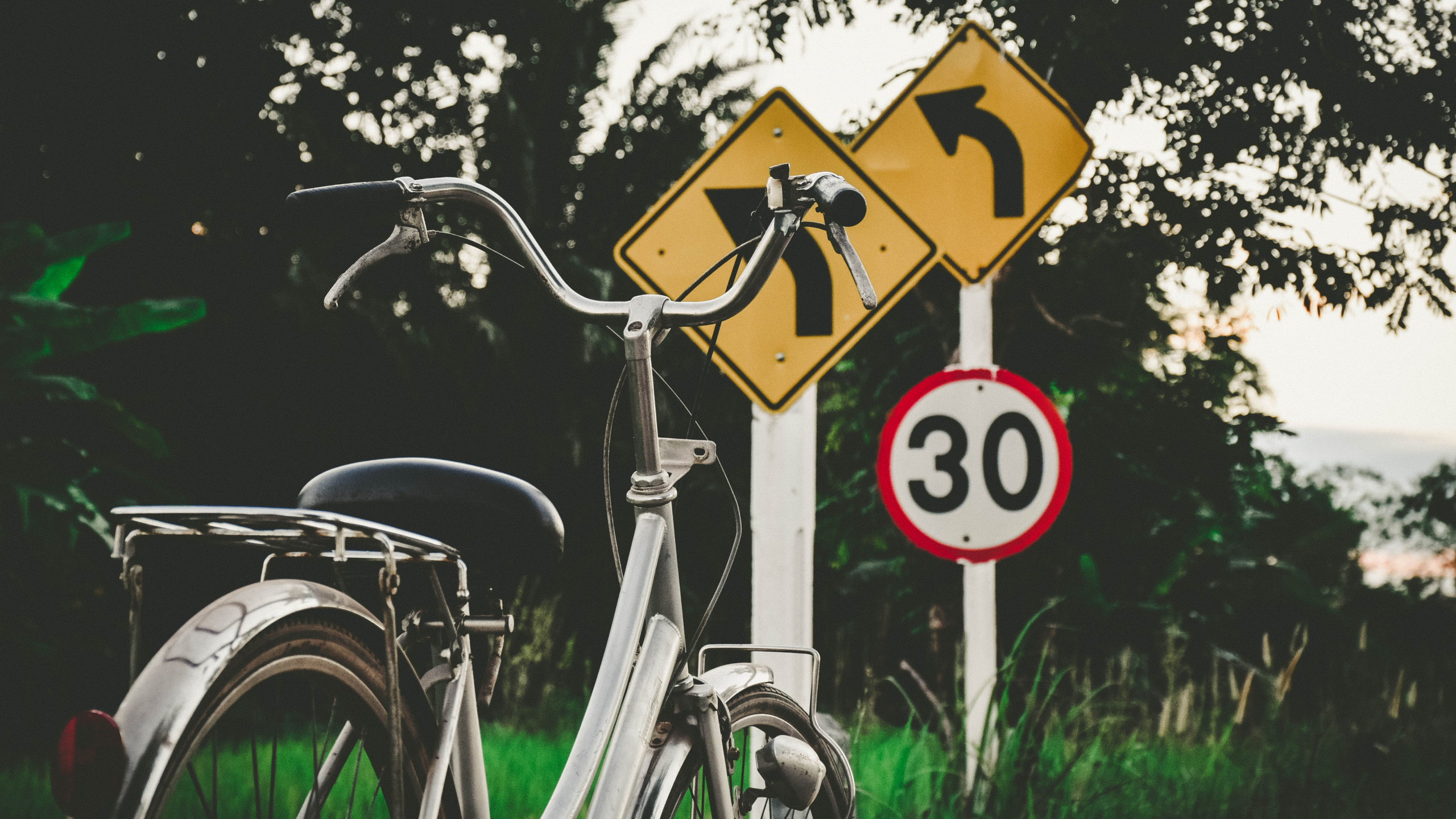 Обои знак, вывеска, велосипед, иллюстрация, дорога в разрешении 2560x1440