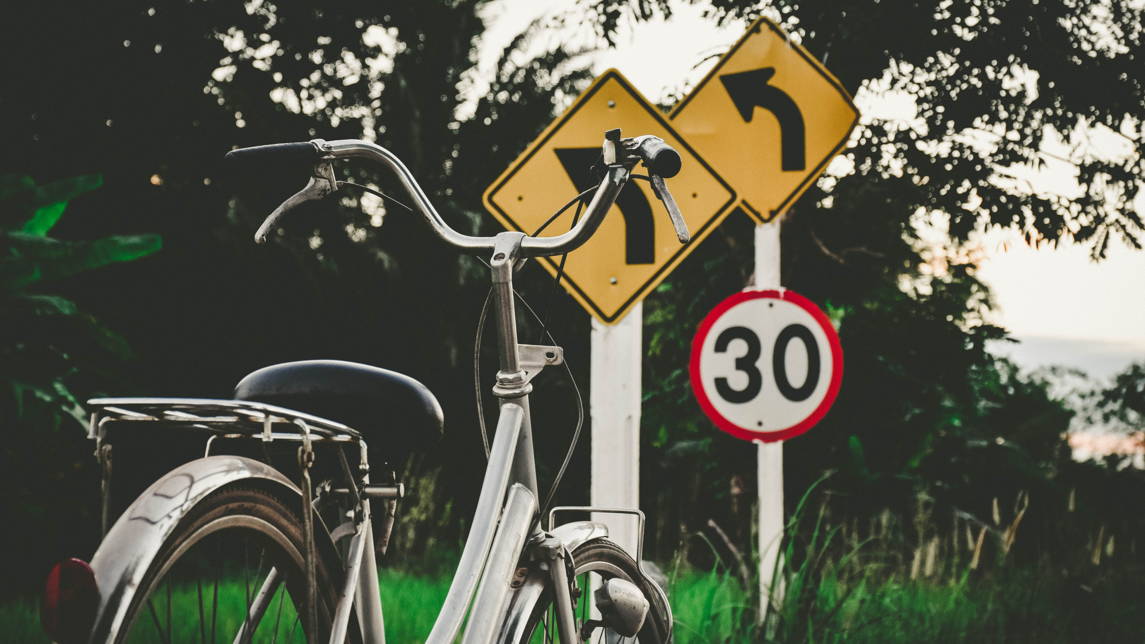Обои знак, вывеска, велосипед, иллюстрация, дорога в разрешении 3840x2160