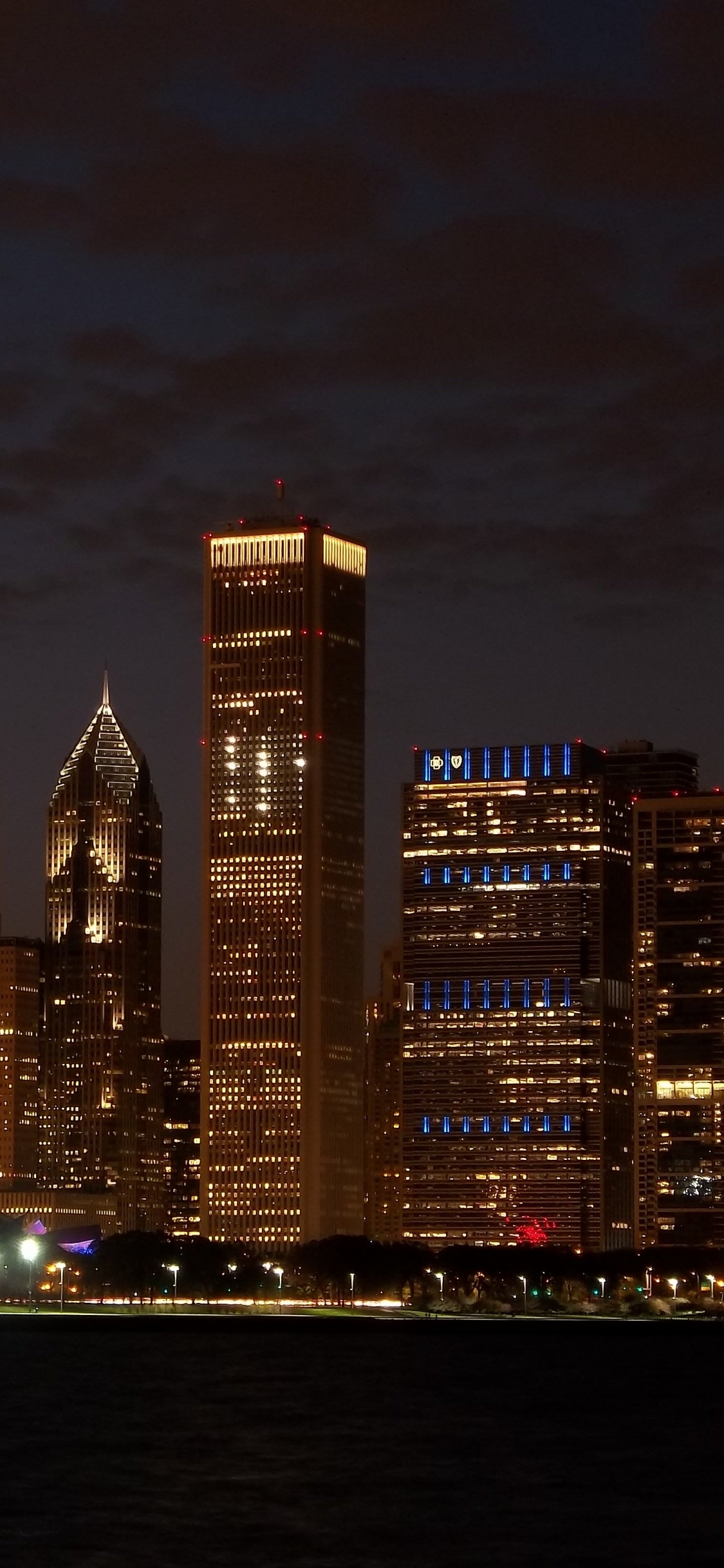 Обои Чикаго, небоскреб, город, городской пейзаж, линия горизонта в разрешении 1125x2436