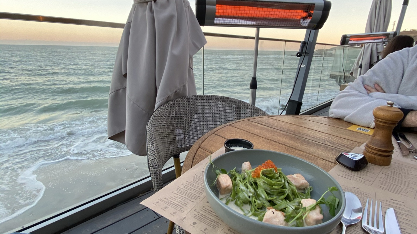 Обои таблица, вода, посуда, башмак, джинсы в разрешении 1366x768