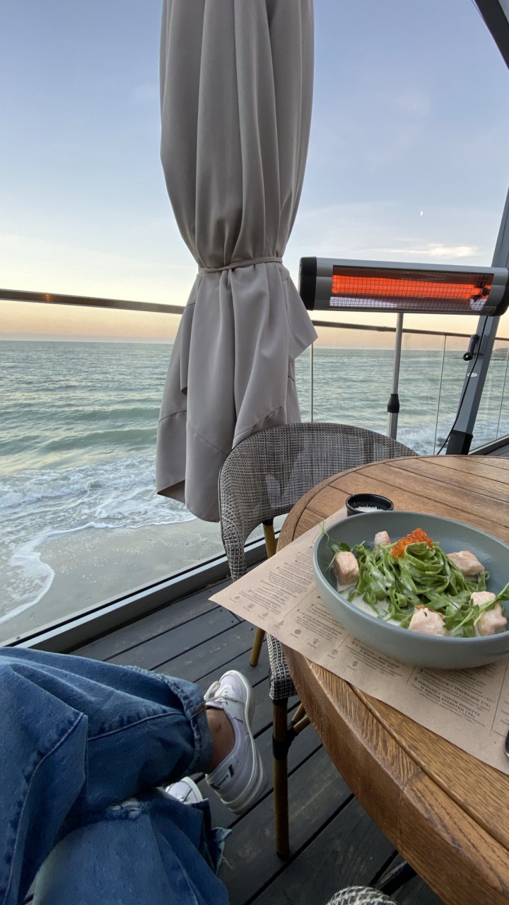 Обои таблица, вода, посуда, башмак, джинсы в разрешении 720x1280