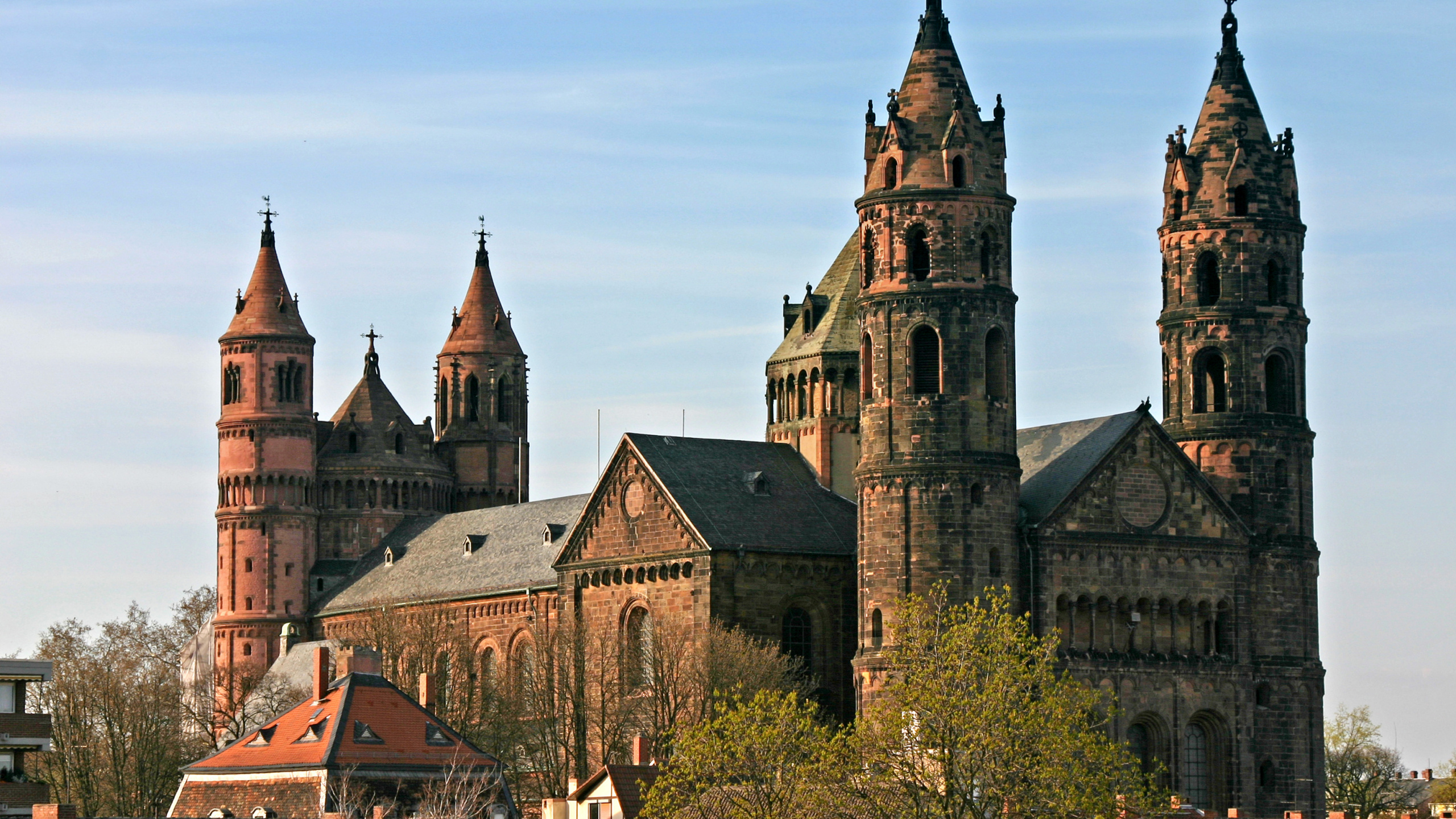 Обои собор, средневековая архитектура, шпиль, архитектура, здание в разрешении 2560x1440