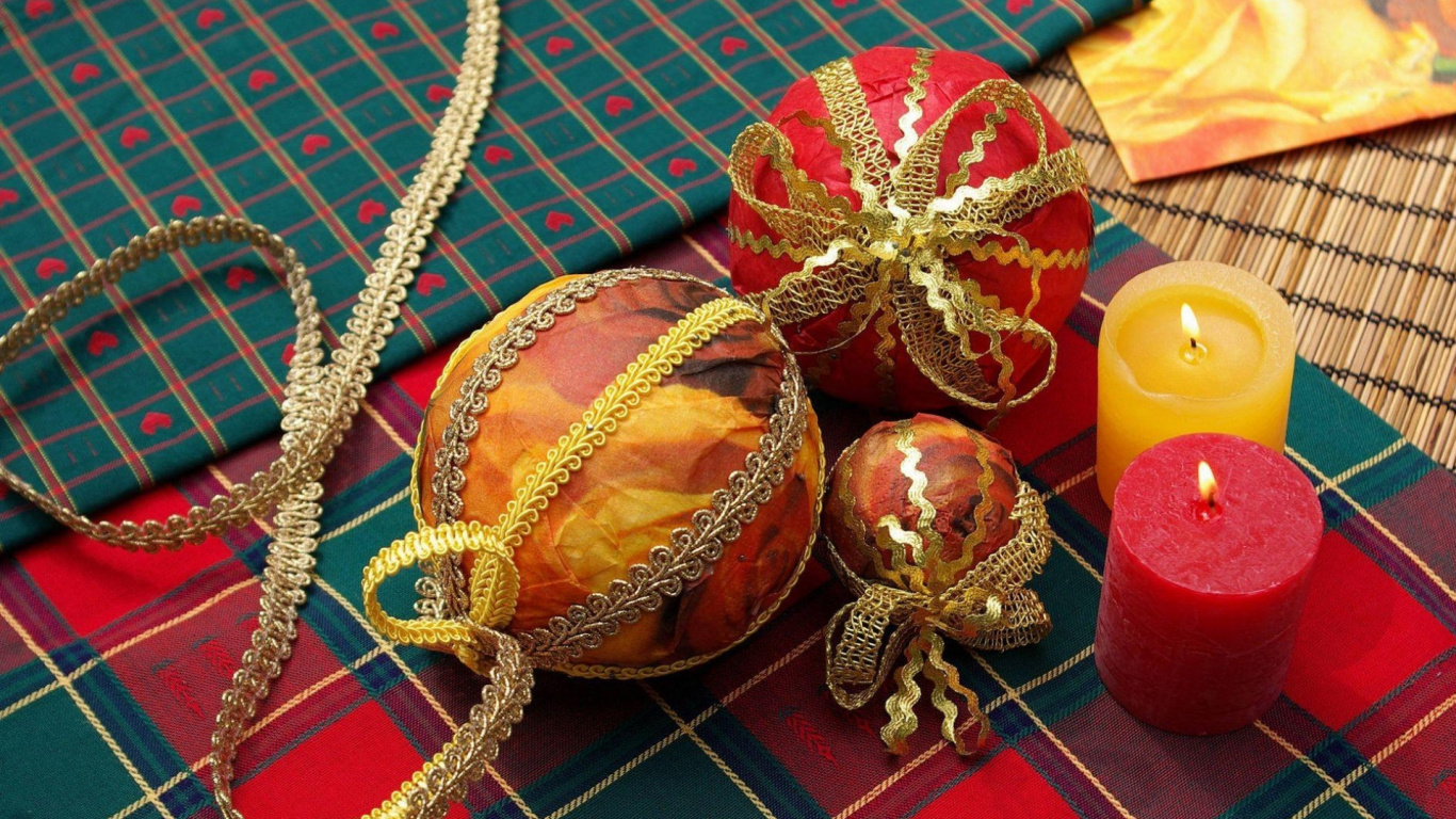 Обои Рождественские украшения, свеча, подарок, елка, традиция в разрешении 1366x768