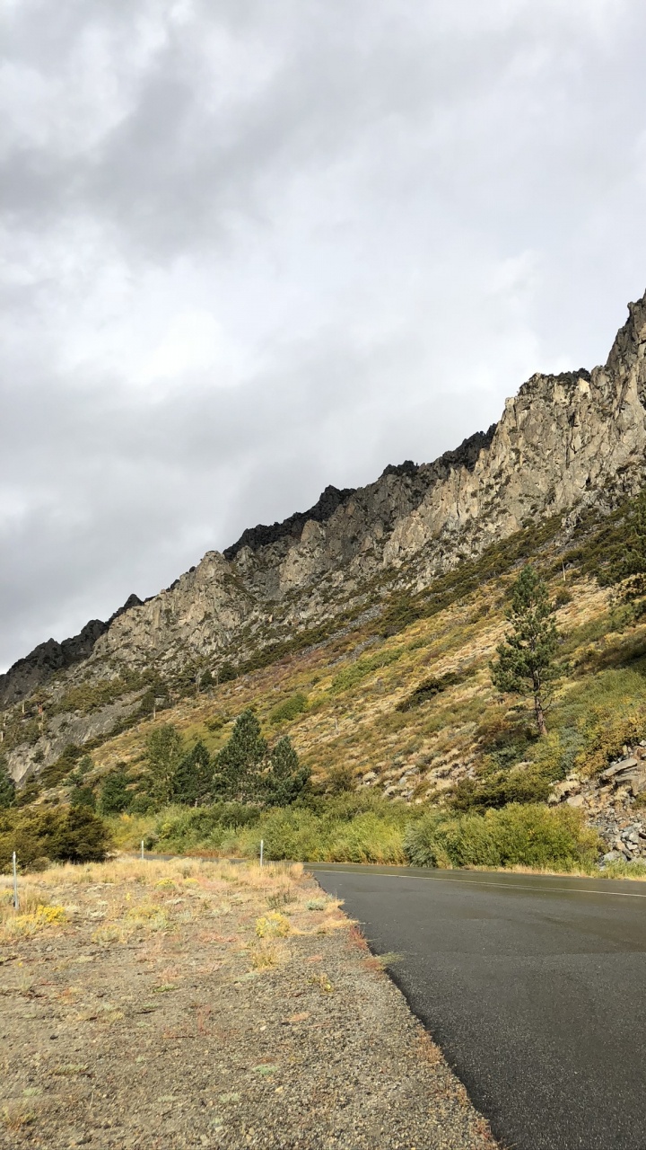 Обои дорога, горный рельеф, дорожное покрытие, нагорье, асфальт в разрешении 720x1280