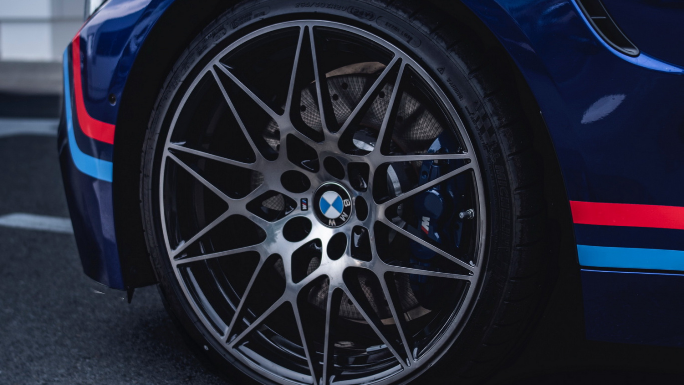 Обои bmw, шина, колесо, автомобильные шины, капюшон в разрешении 1366x768