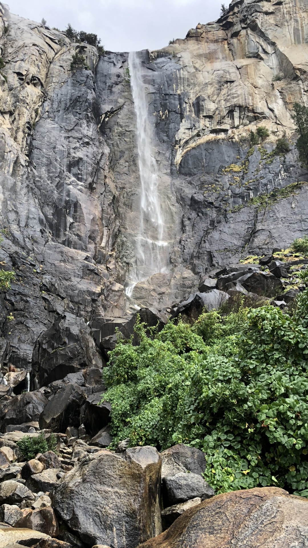 Обои водопад, вода, рок, обнажение, природный ландшафт в разрешении 1080x1920