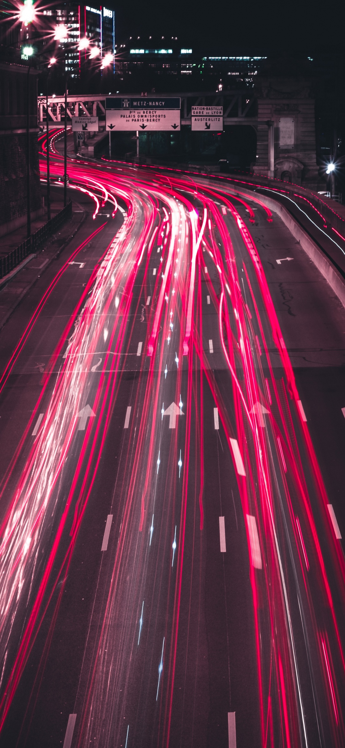 Обои красный цвет, свет, ночь, дорога, розовый в разрешении 1125x2436