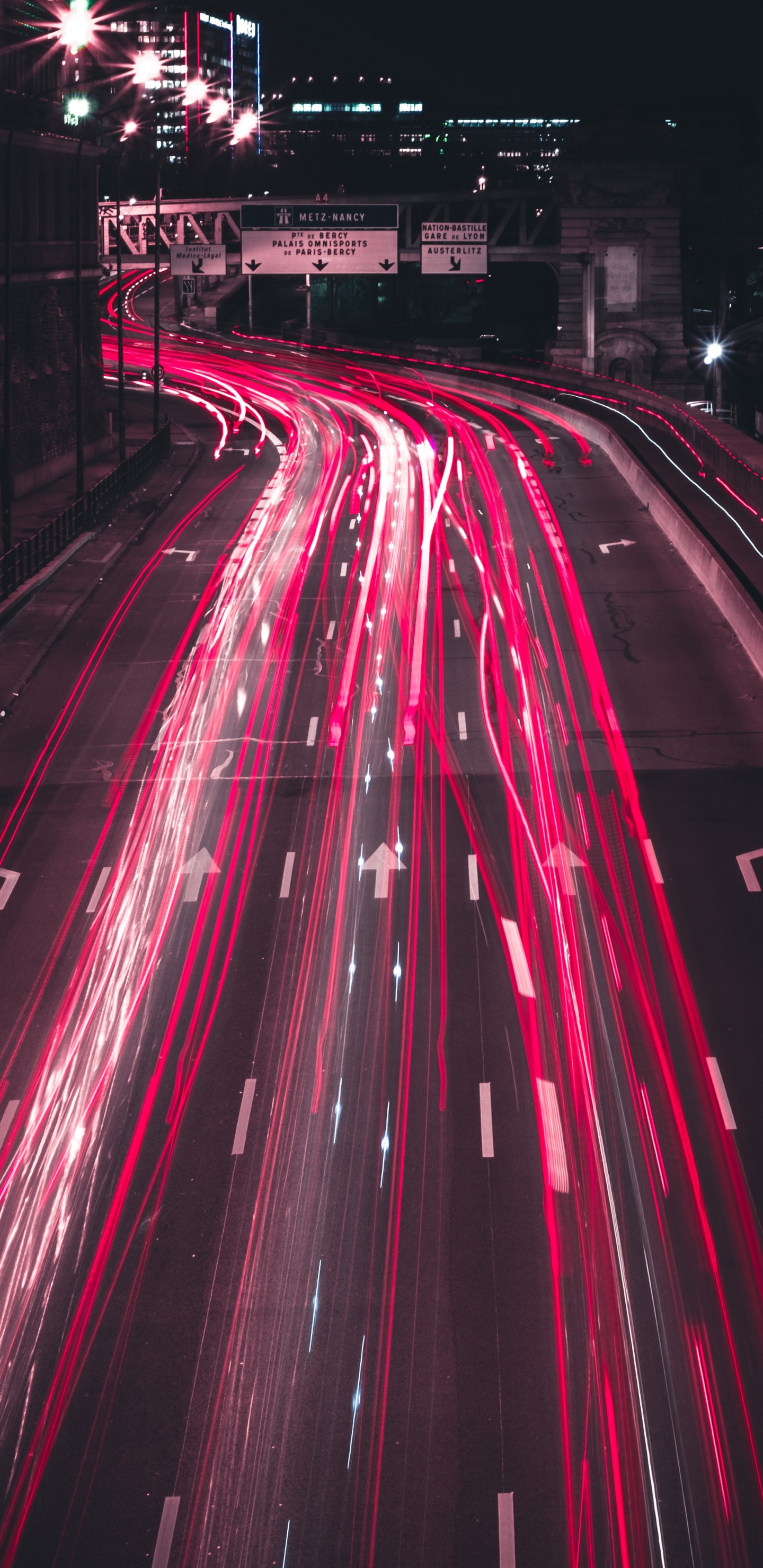 Обои красный цвет, свет, ночь, дорога, розовый в разрешении 1440x2960