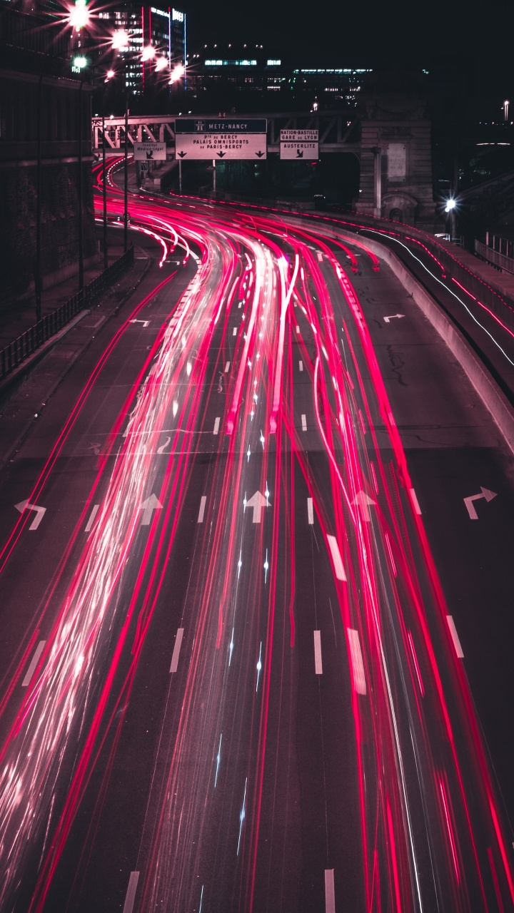 Обои красный цвет, свет, ночь, дорога, розовый в разрешении 720x1280