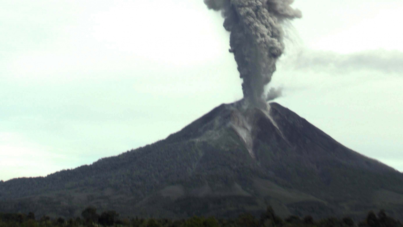 Обои дерево, Синабунг, вулкан, вулканический пепел, дым в разрешении 1366x768