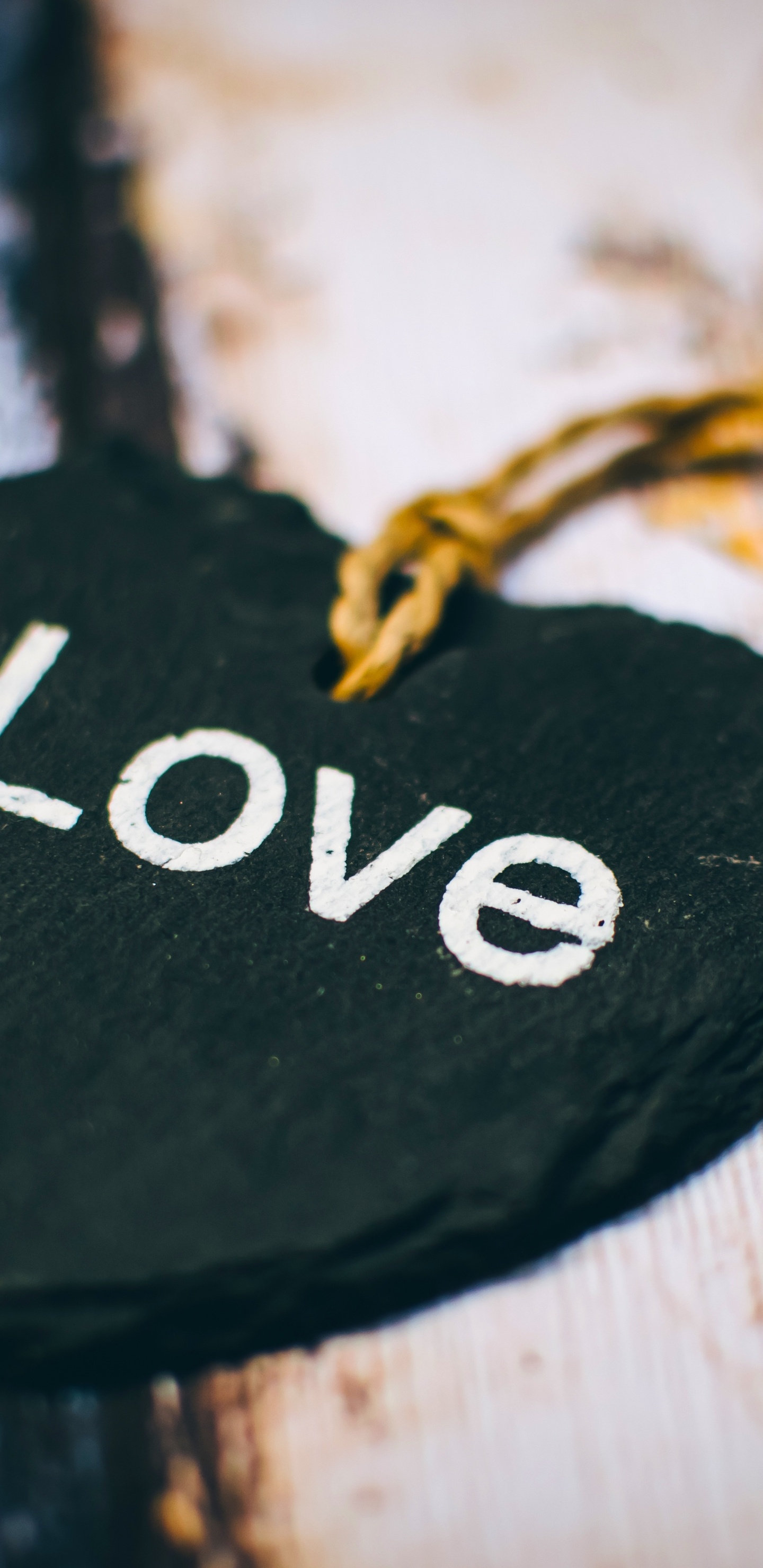 Обои текст, древесина, сердце, дерево, любовь в разрешении 1440x2960