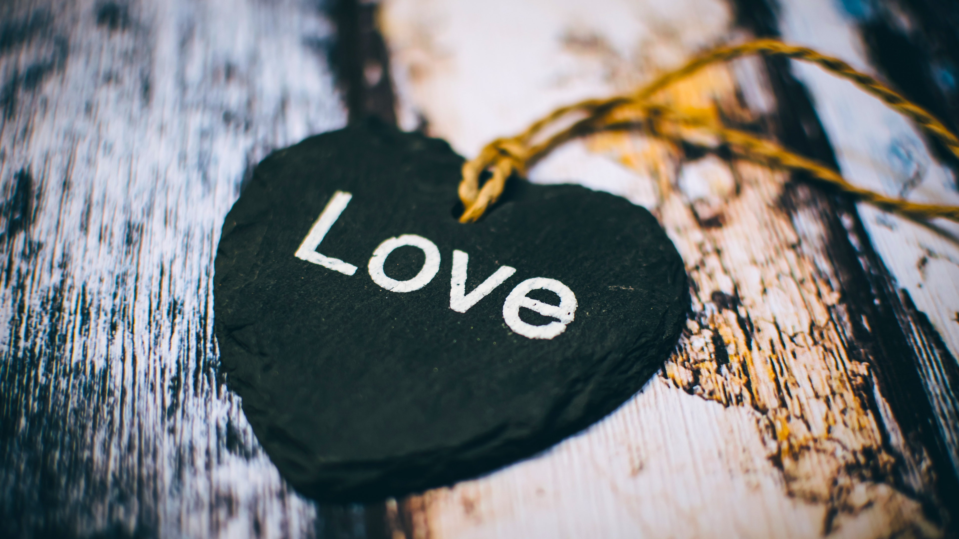 Обои текст, древесина, сердце, дерево, любовь в разрешении 3840x2160