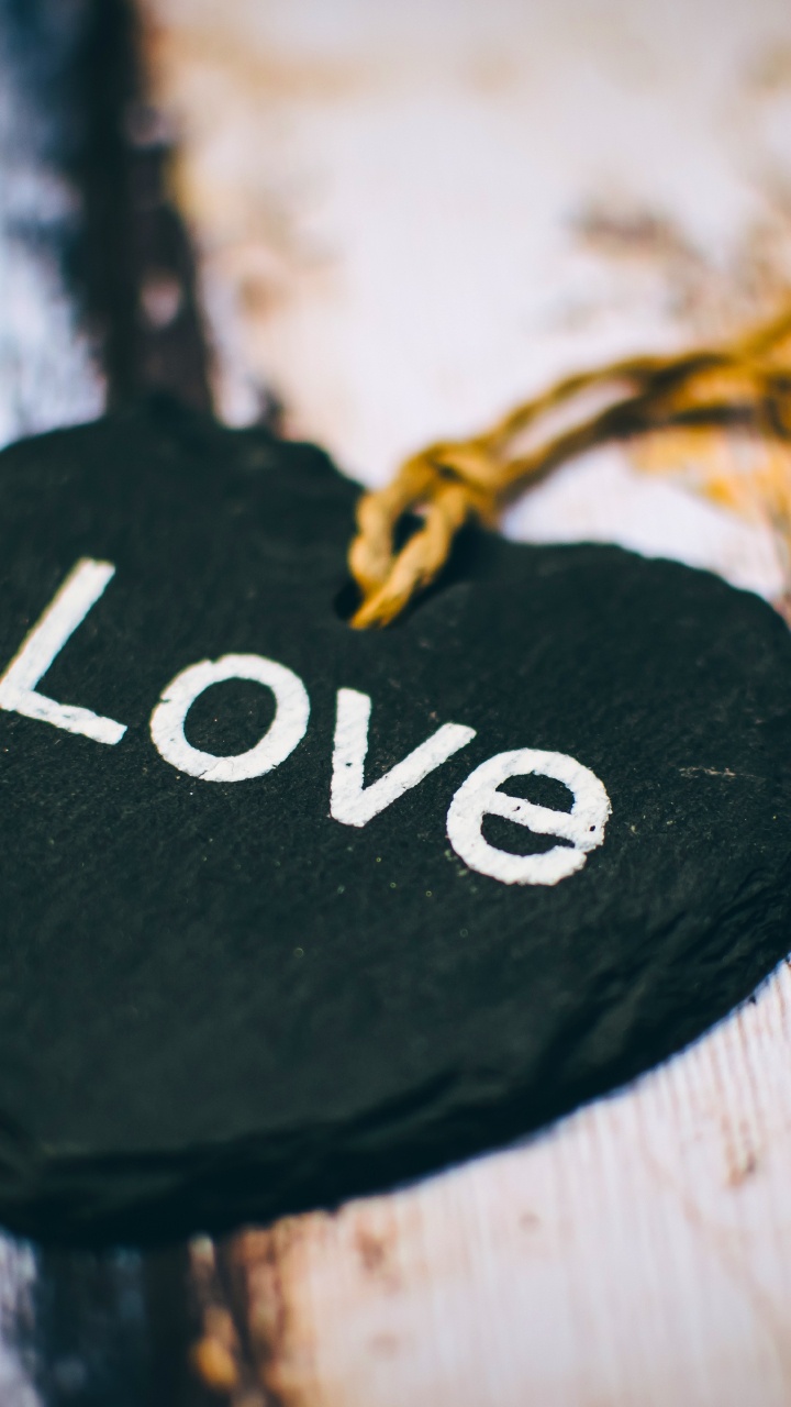 Обои текст, древесина, сердце, дерево, любовь в разрешении 720x1280