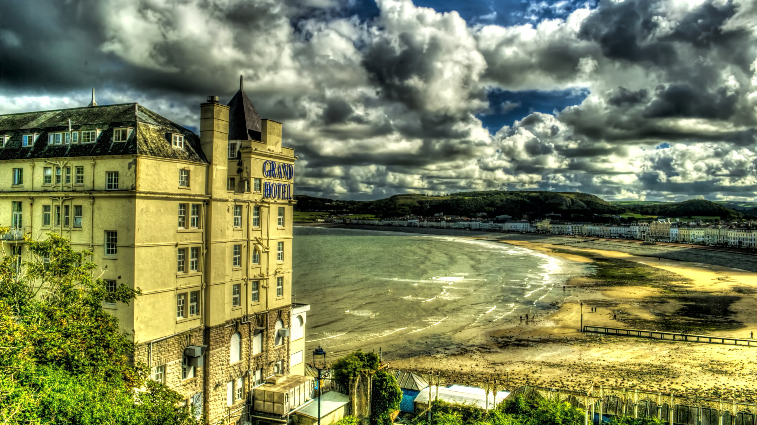 Обои облако, вода, ориентир, небо, трава в разрешении 2560x1440