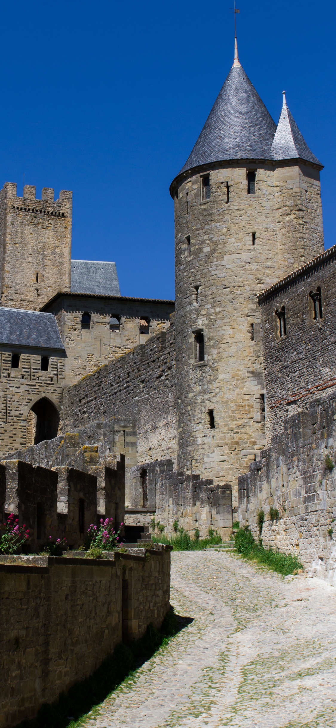 Обои фортификация, замок, средневековая архитектура, стена, здание в разрешении 1125x2436