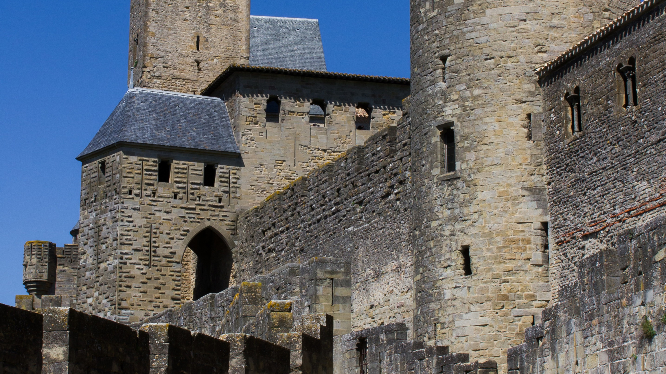 Обои фортификация, замок, средневековая архитектура, стена, здание в разрешении 2560x1440