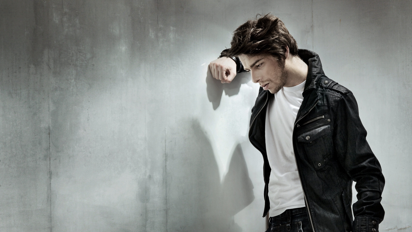 Обои белые, кожаная куртка, куртка, прохлада, стояние в разрешении 1366x768