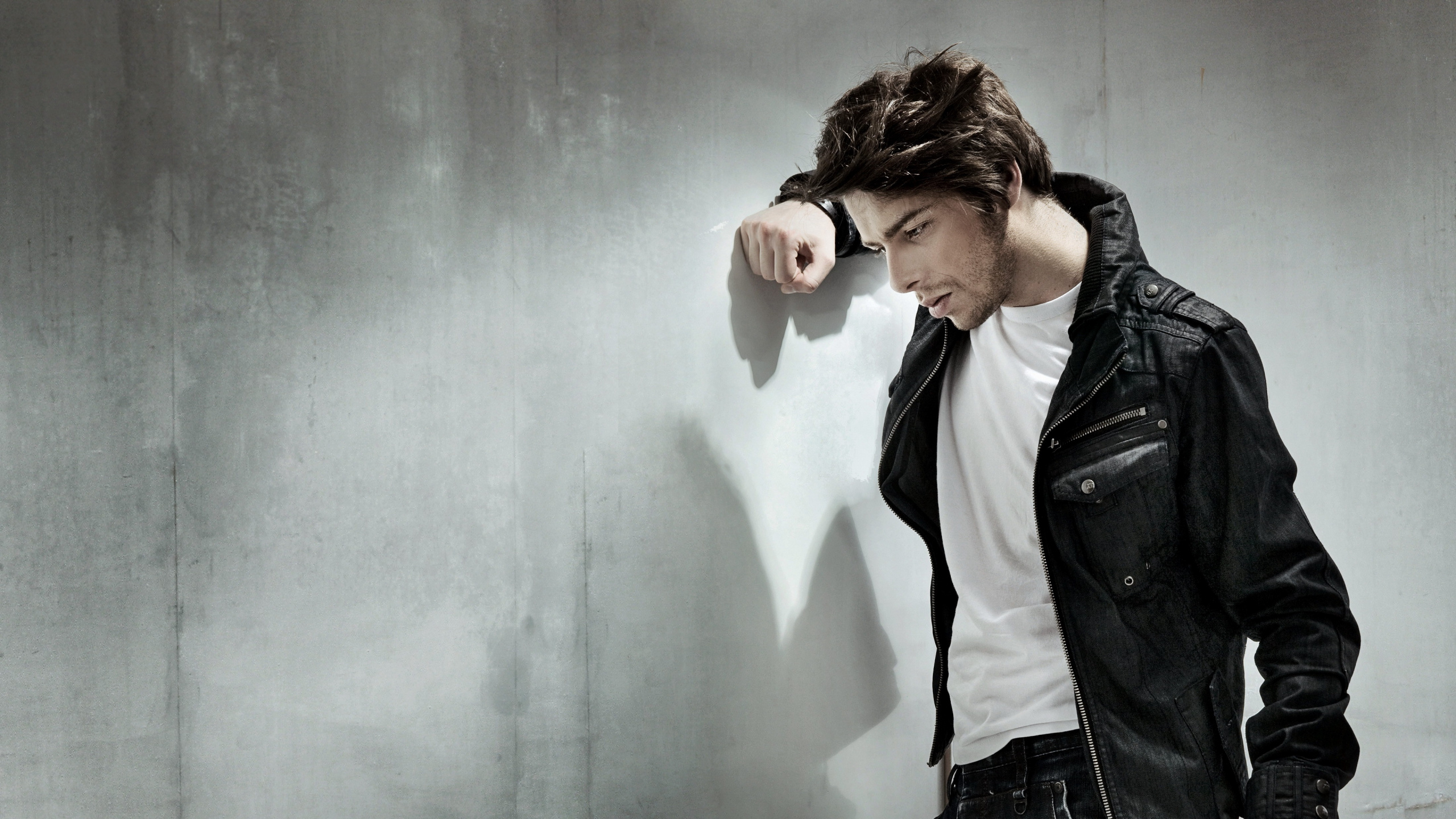 Обои белые, кожаная куртка, куртка, прохлада, стояние в разрешении 2560x1440