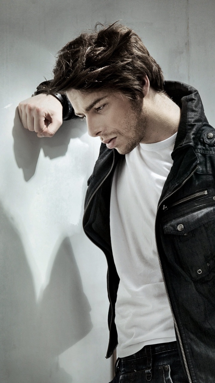 Обои белые, кожаная куртка, куртка, прохлада, стояние в разрешении 720x1280