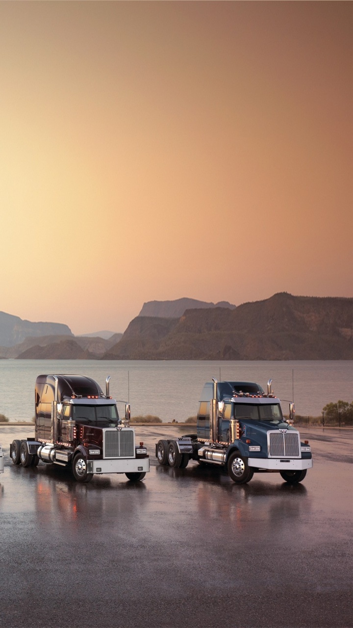 Обои грузовик, Freightliner грузовики, закат, море, машины в разрешении 720x1280