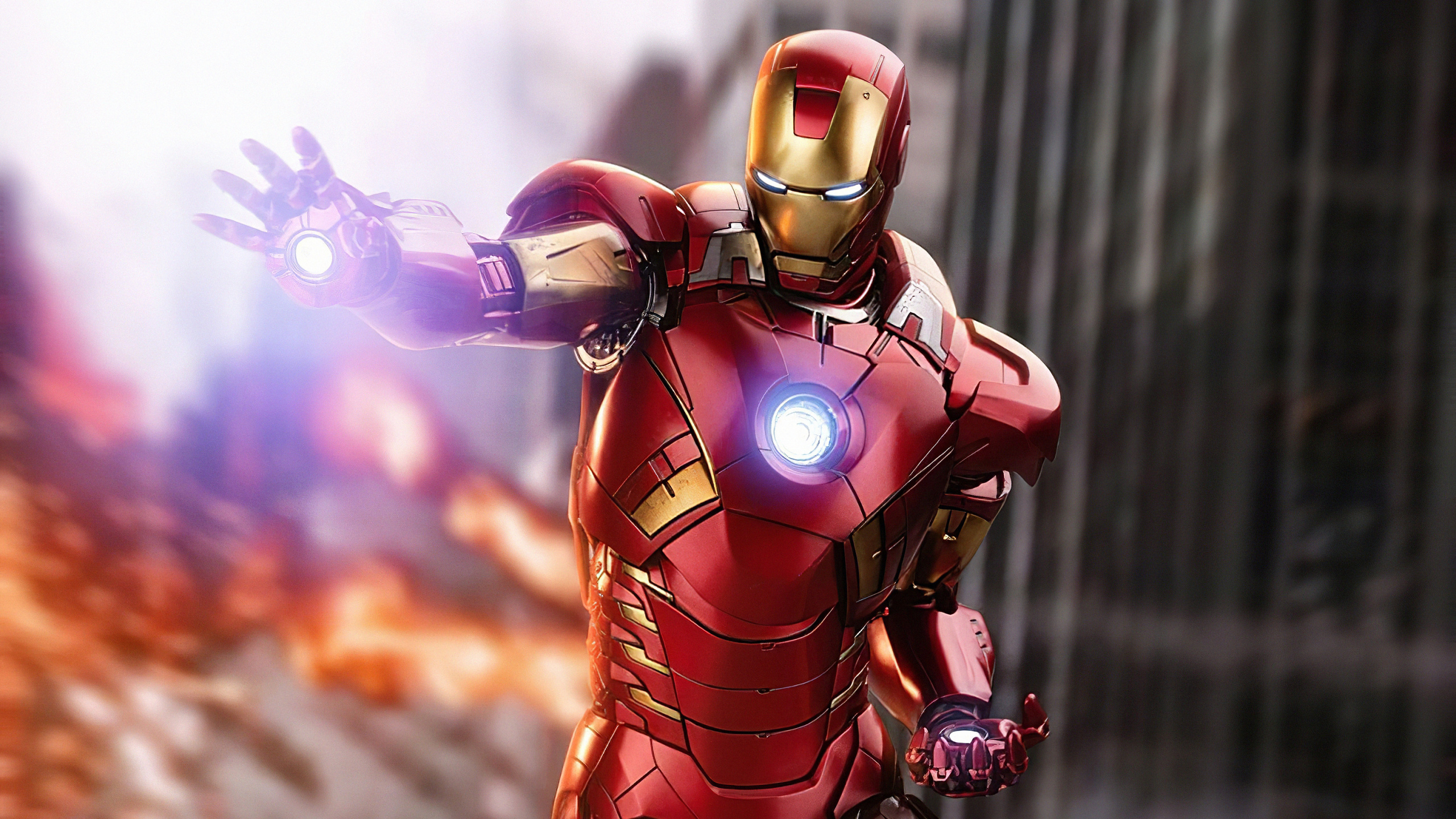 Обои Железный человек, супергерой, мстители, фигурка, броня в разрешении 2560x1440