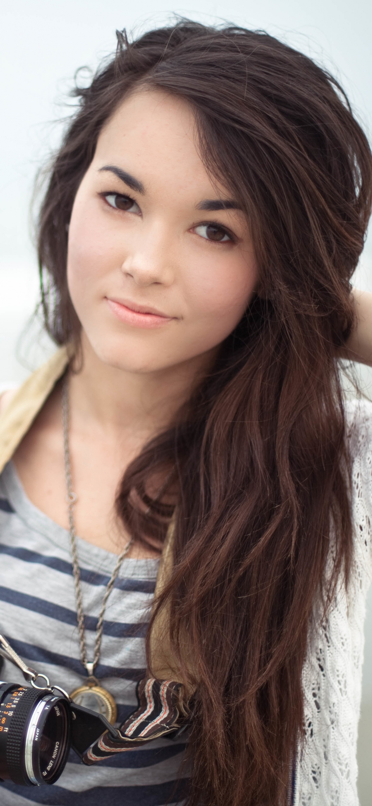 Обои красота, прическа, длинные волосы, улыбка, каштановые волосы в разрешении 1242x2688