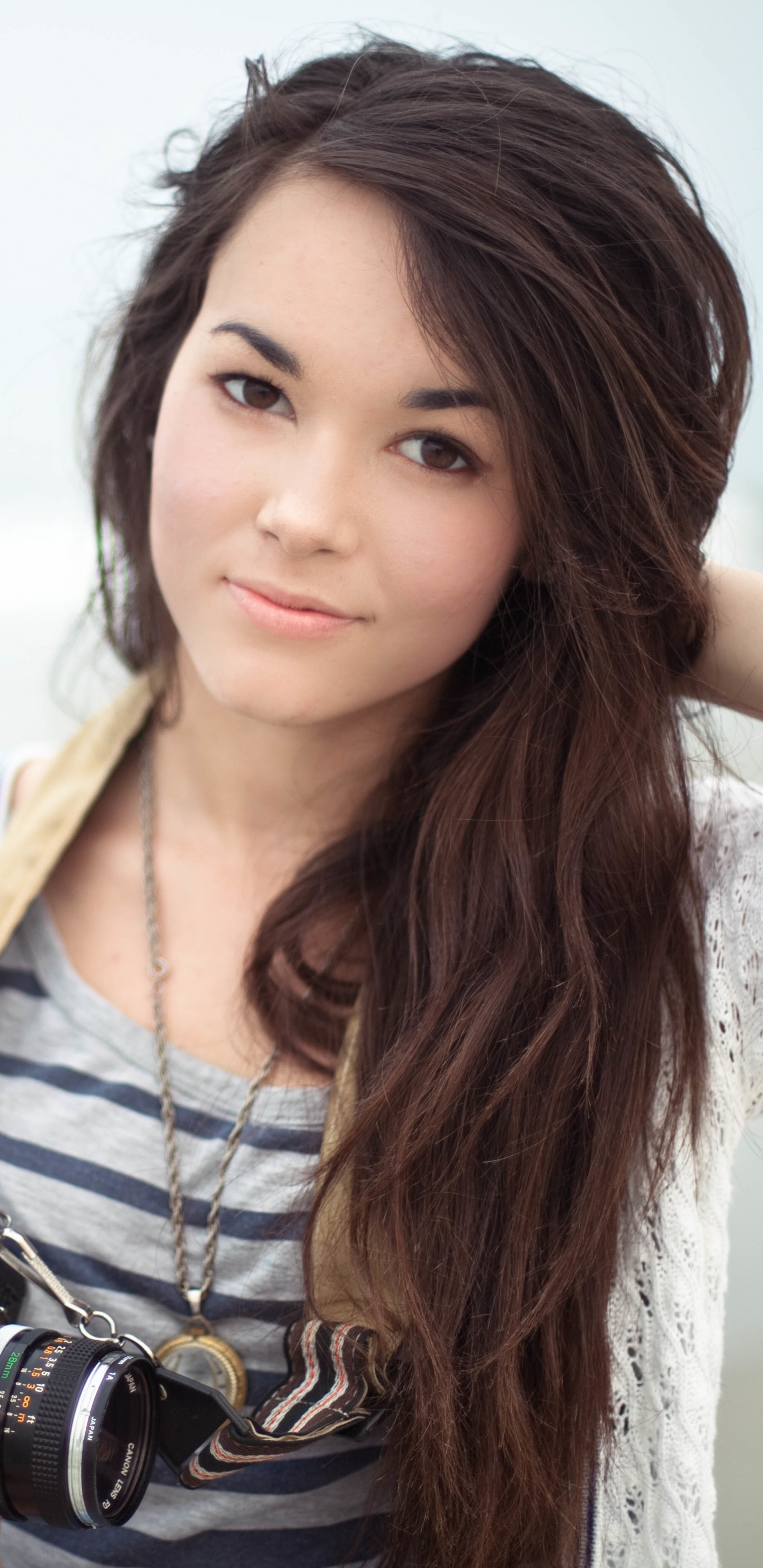 Обои красота, прическа, длинные волосы, улыбка, каштановые волосы в разрешении 1440x2960