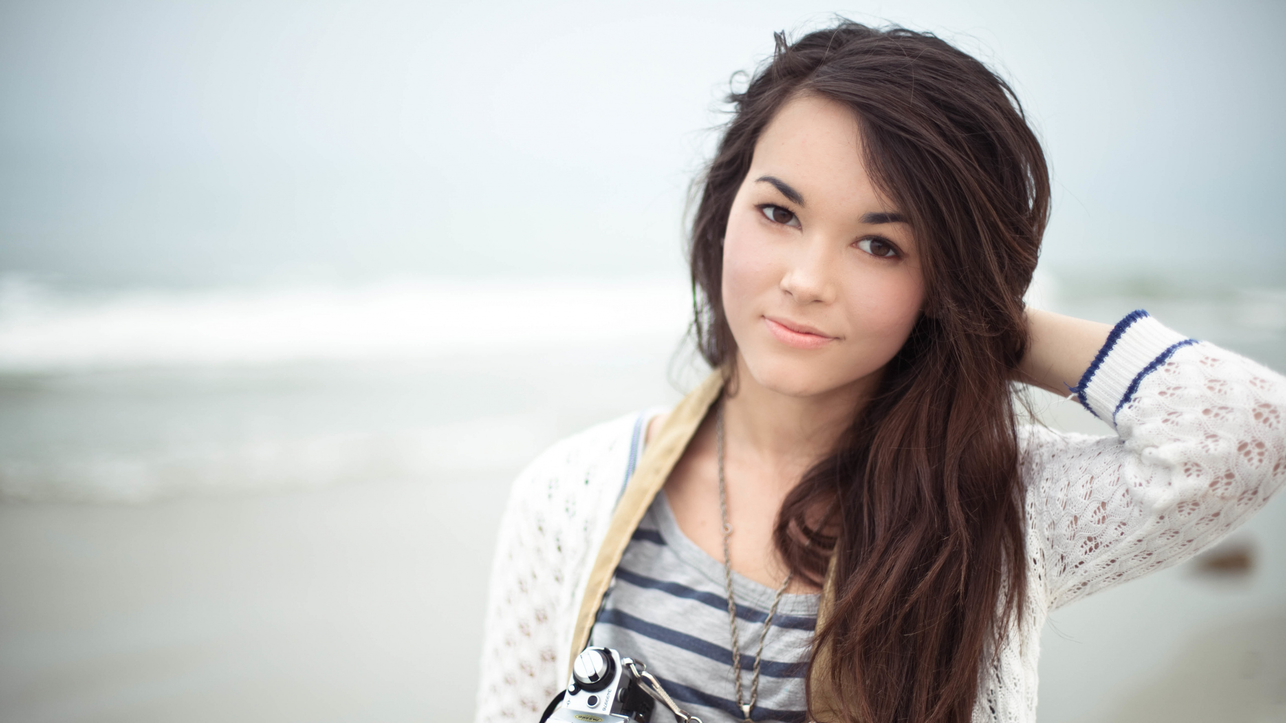 Обои красота, прическа, длинные волосы, улыбка, каштановые волосы в разрешении 2560x1440