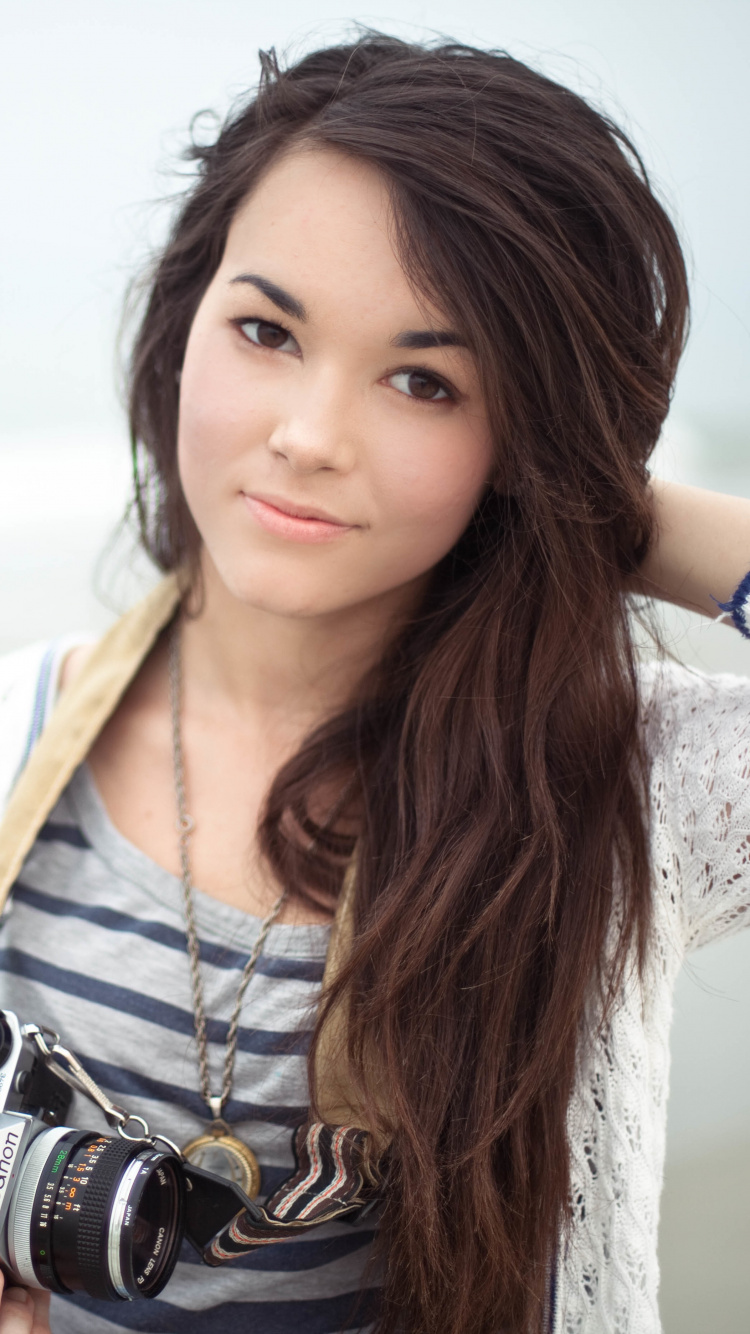 Обои красота, прическа, длинные волосы, улыбка, каштановые волосы в разрешении 750x1334